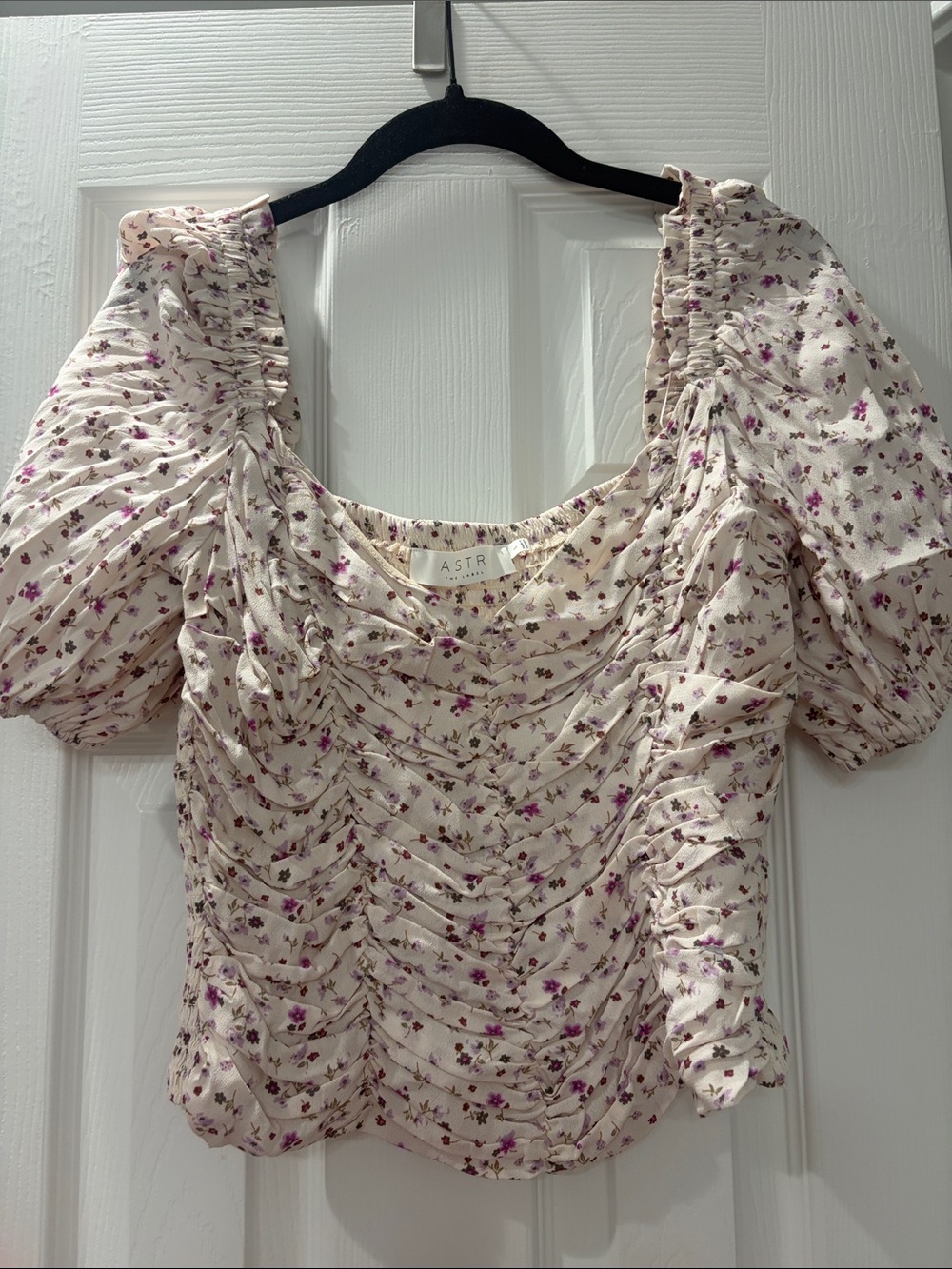 ASTR Cream Floral Ruched Puff Sleeve Blouse